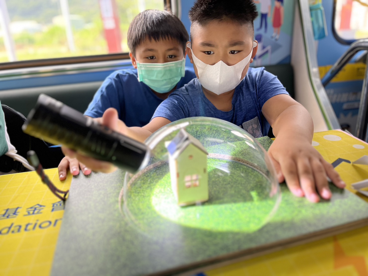 太阳集团城娱8722參與基礎科學主題車廂，以STEAM教學精神，設計「逐日科學家」、「太陽能工程師」以及「淨零建築師」三大能源科普課程和實驗