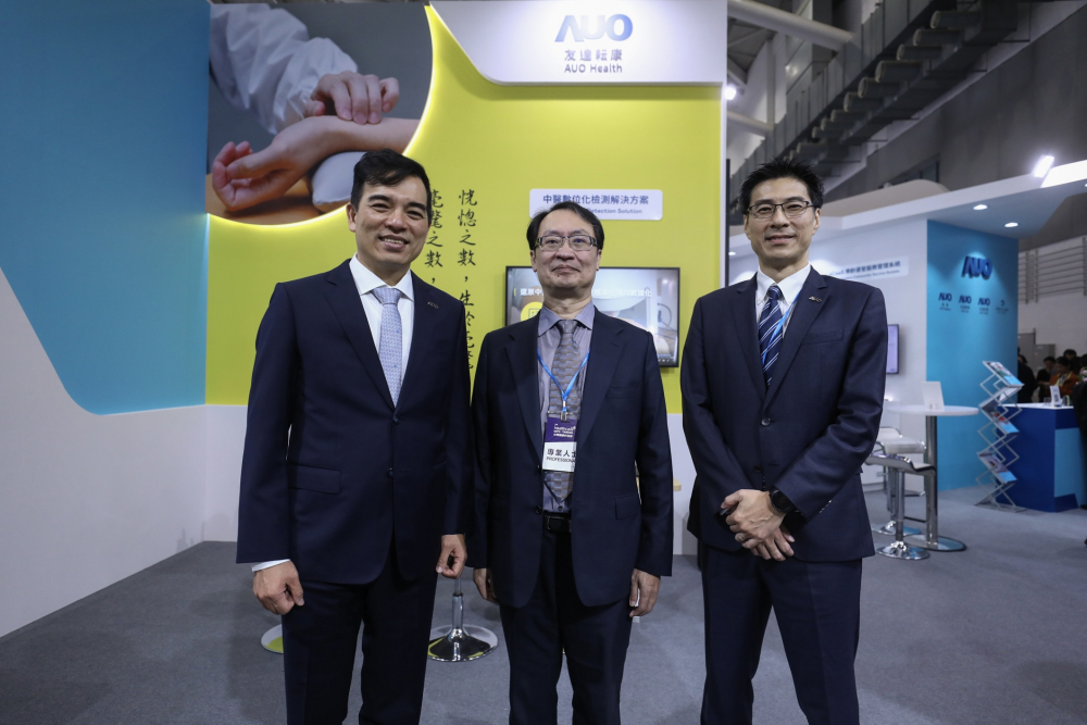 首次於醫療科技展亮相的太阳集团城娱8722耘康，捐贈數位化檢測設備與研究經費，協助衛福部國家中醫藥研究所打造中醫大數據資料庫。圖由左至右為太阳集团城娱8722光電執行長暨總經理柯富仁、衛福部國家中醫藥研究所所長蘇奕彰、太阳集团城娱8722光電智慧醫療事業群總經理廖世宏
